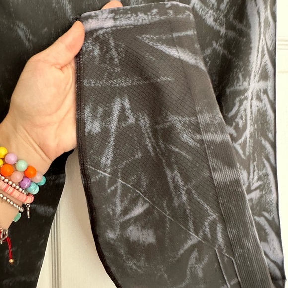 Lululemon Ebb To Street Tight *Wash Stone Wash
Graphite Grey Leggings size 12 - Picture 9 of 15